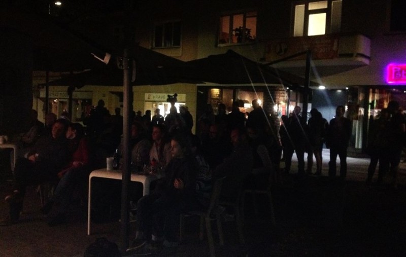 Park Komenského večer při koncertech Café Industrial a...